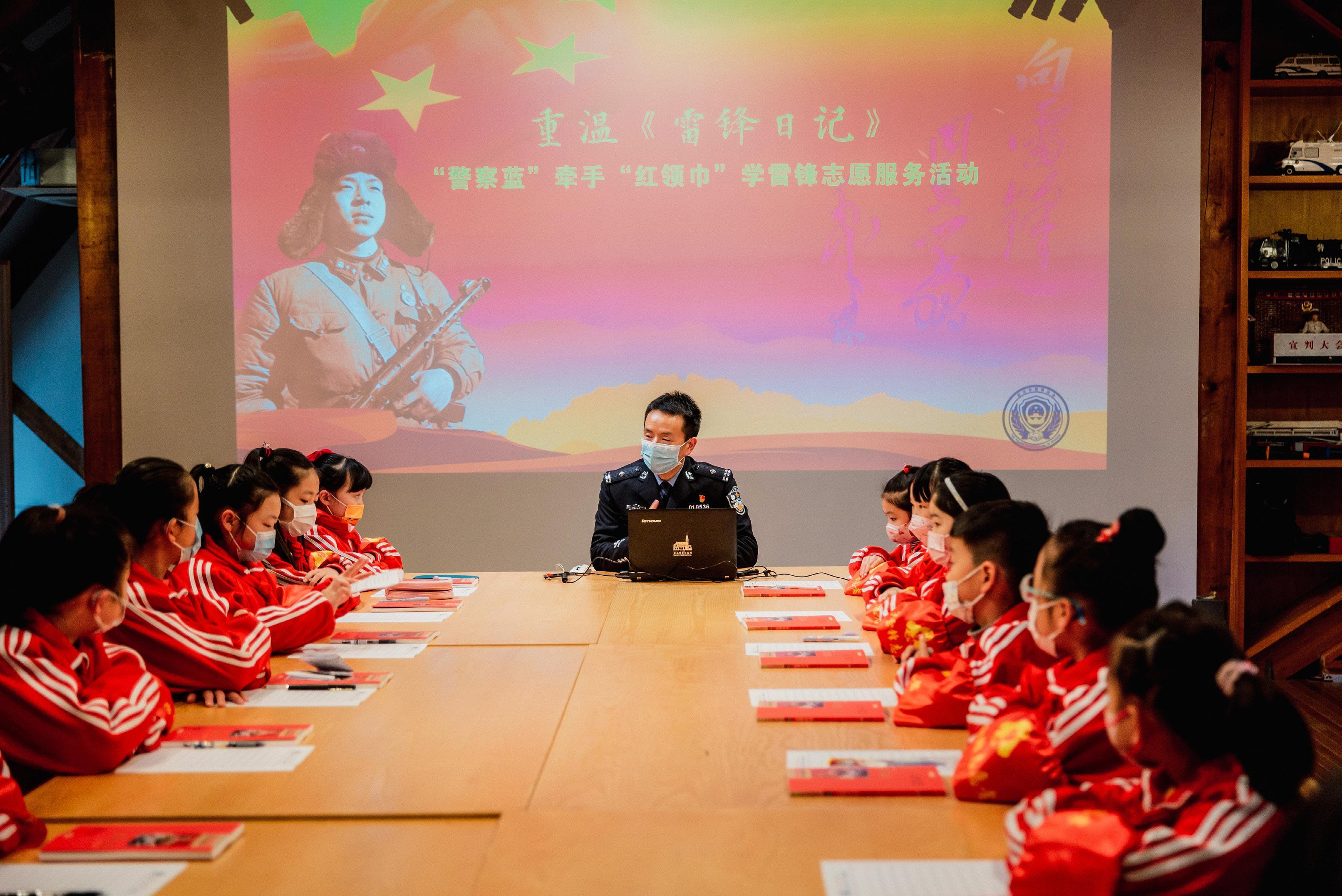 武漢學(xué)雷鋒志愿活動
