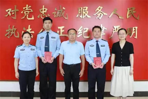 商丘公安局民警曹鵬飛榮獲市“五一勞動(dòng)獎(jiǎng)?wù)隆?>
            </a>
             
            7月4日，河南省商丘市公安局交警支隊(duì)科技大隊(duì)民警曹鵬飛榮獲2023年度市“五一勞動(dòng)獎(jiǎng)?wù)隆薄?a href="http://www.dgs817.com/channel/content/2023-07/06/content_8872627.html" target="_blank">[詳細(xì)]<br>
        </a>
        </p>
        <div   id="kwm0yao"   class="inputtime">2023-07-06 14:48:23</div>
    </li>
</ul>
<ul>
    <li>
        <a href="http://www.dgs817.com/channel/content/2023-07/03/content_8871412.html" target="_blank">用大愛(ài)點(diǎn)亮孩子希望之燈</a>
        <p>
            <if article.picBig!=