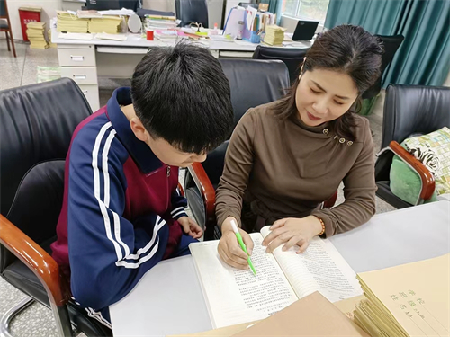 冀小會：傾盡真情為教育 履職為民顯擔(dān)當