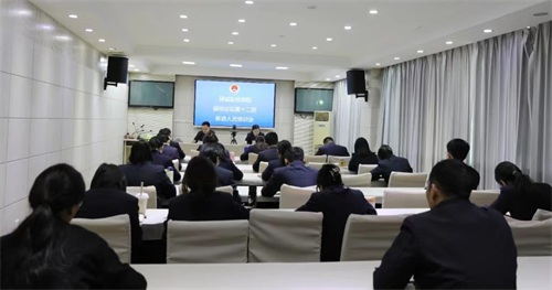 黨課＋論壇 為入職干警系好“第一?？圩印?>
            </a>
             
            11月21日下午，河南省駐馬店市驛城區(qū)人民檢察院黨組成員、區(qū)紀委監(jiān)察委派駐區(qū)人民檢察院第十七組長張國龍為新進人員講授了以“檢察干警入職第一課系好入職工作第一?？圩?忠誠、干凈、擔當走好人生道路”的黨課。<a href="http://www.dgs817.com/channel/content/2023-11/28/content_8932046.html" target="_blank">[詳細]<br>
        </a>
        </p>
        <div   id="ykhqr7j"   class="inputtime">2023-11-28 16:31:12</div>
    </li>
</ul>
<ul pages=