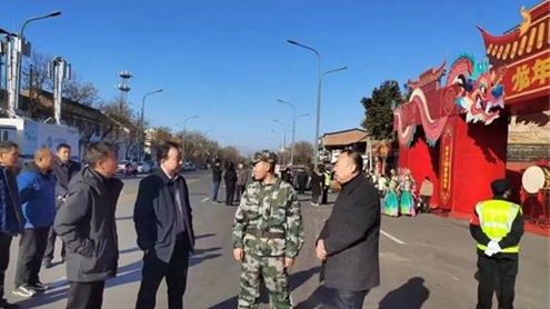  群眾開心逛廟會   黨員擔(dān)當(dāng)守平安