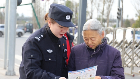 李艷：巾幗綻芳華“警”色別樣紅