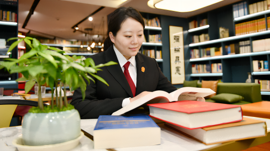 溫曉汾：新時(shí)代法官的“國(guó)際范”