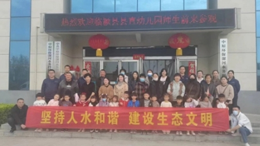 萌寶家庭探秘花園凈水之旅