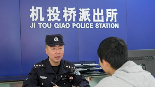 黃?。簭能娙说骄?，他的故事精彩不斷