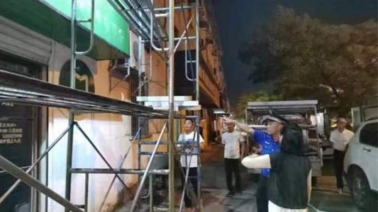 私設(shè)商店門頭招牌 城管“緊急叫停”