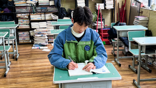 跳入寒江去救人，當(dāng)時(shí)他僅十七歲
