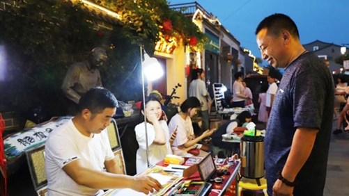  城管護航城市“夜經(jīng)濟”