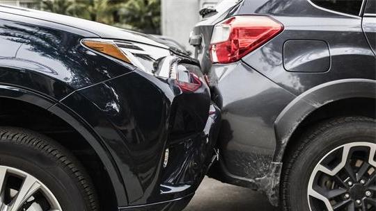 公公與兒媳車輛相撞，保險公司能否免賠