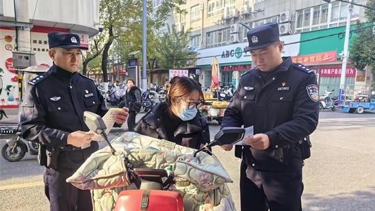 安徽泗縣公安局經(jīng)偵民警宣傳反詐知識