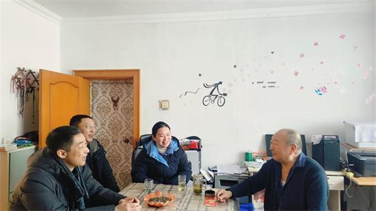 撫遠(yuǎn)政法委開展慰問離退休老黨員活動