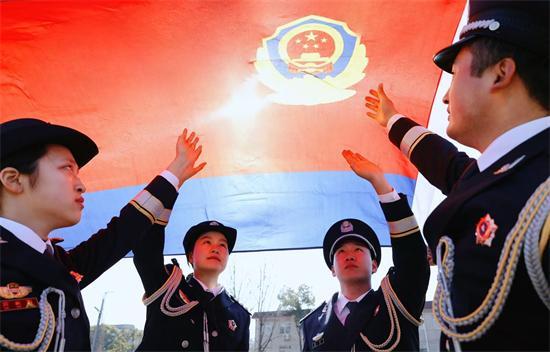 “我與警旗合影”